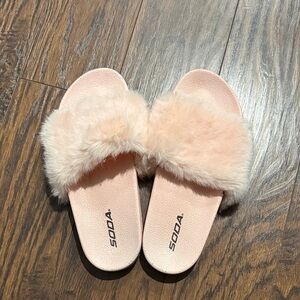 Soda Women's Blush Furry Slippers